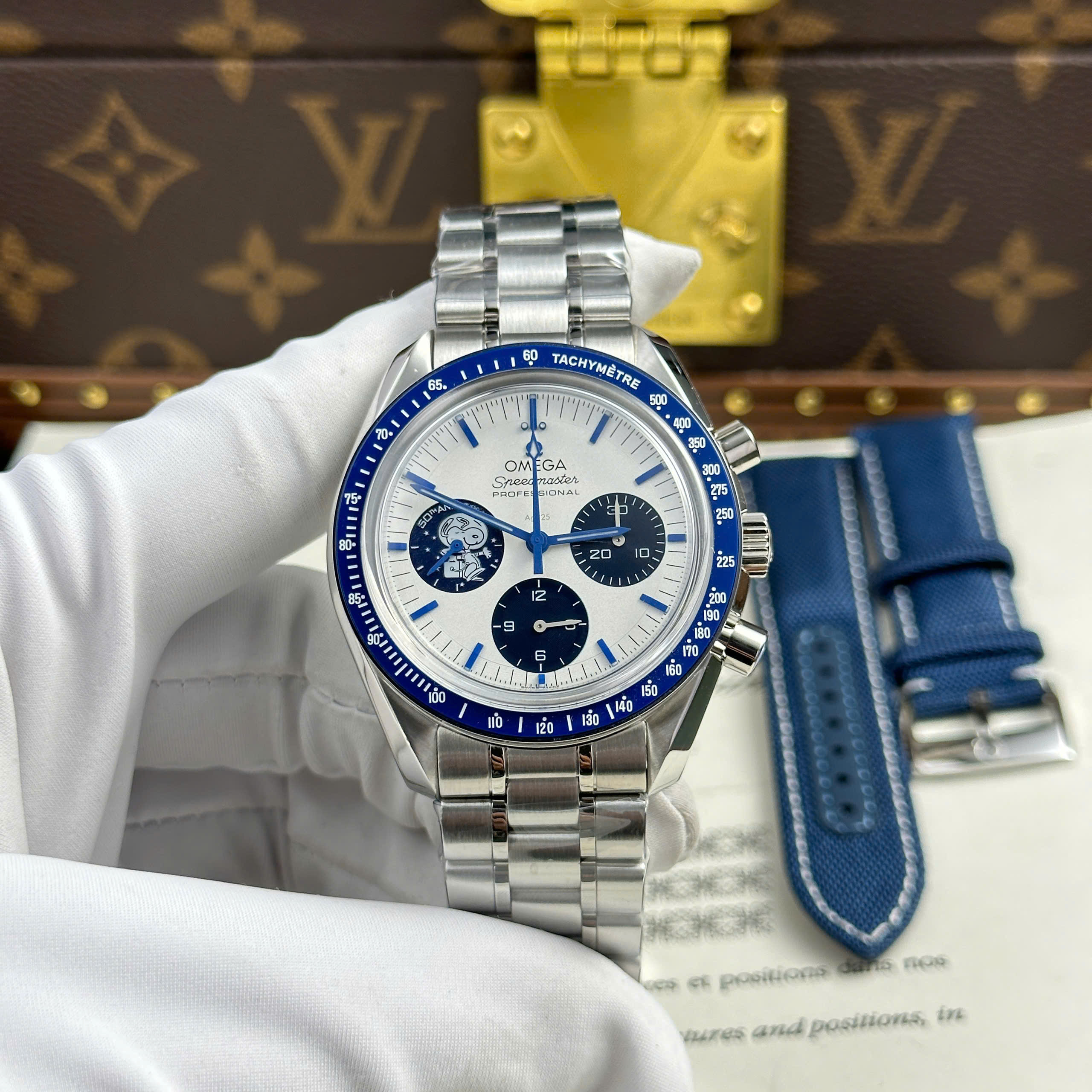 Đồng Hồ Omega Speedmaster Silver Snoopy 50th Anniversary Nhà Máy N1 42mm (13)