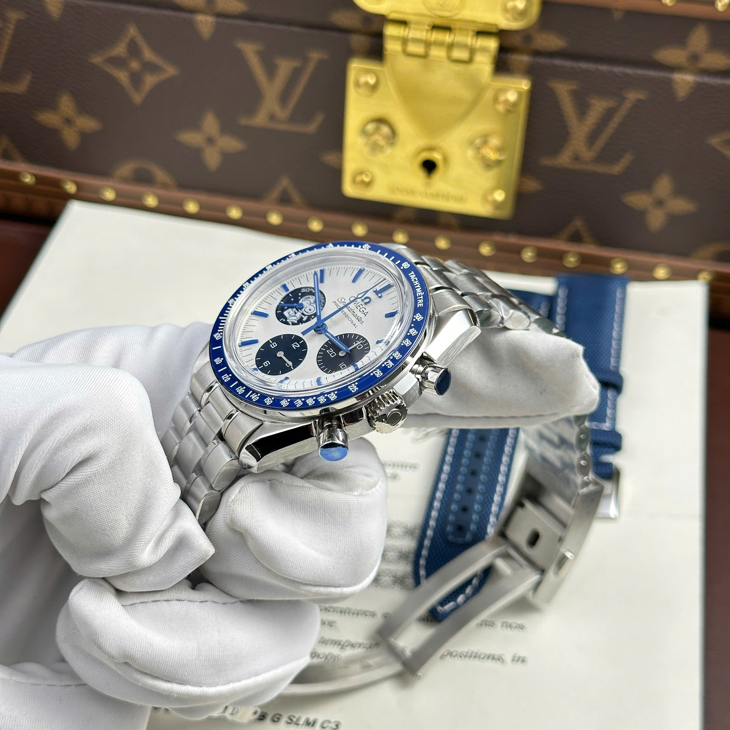 Đồng Hồ Omega Speedmaster Silver Snoopy 50th Anniversary Nhà Máy N1 42mm (13)