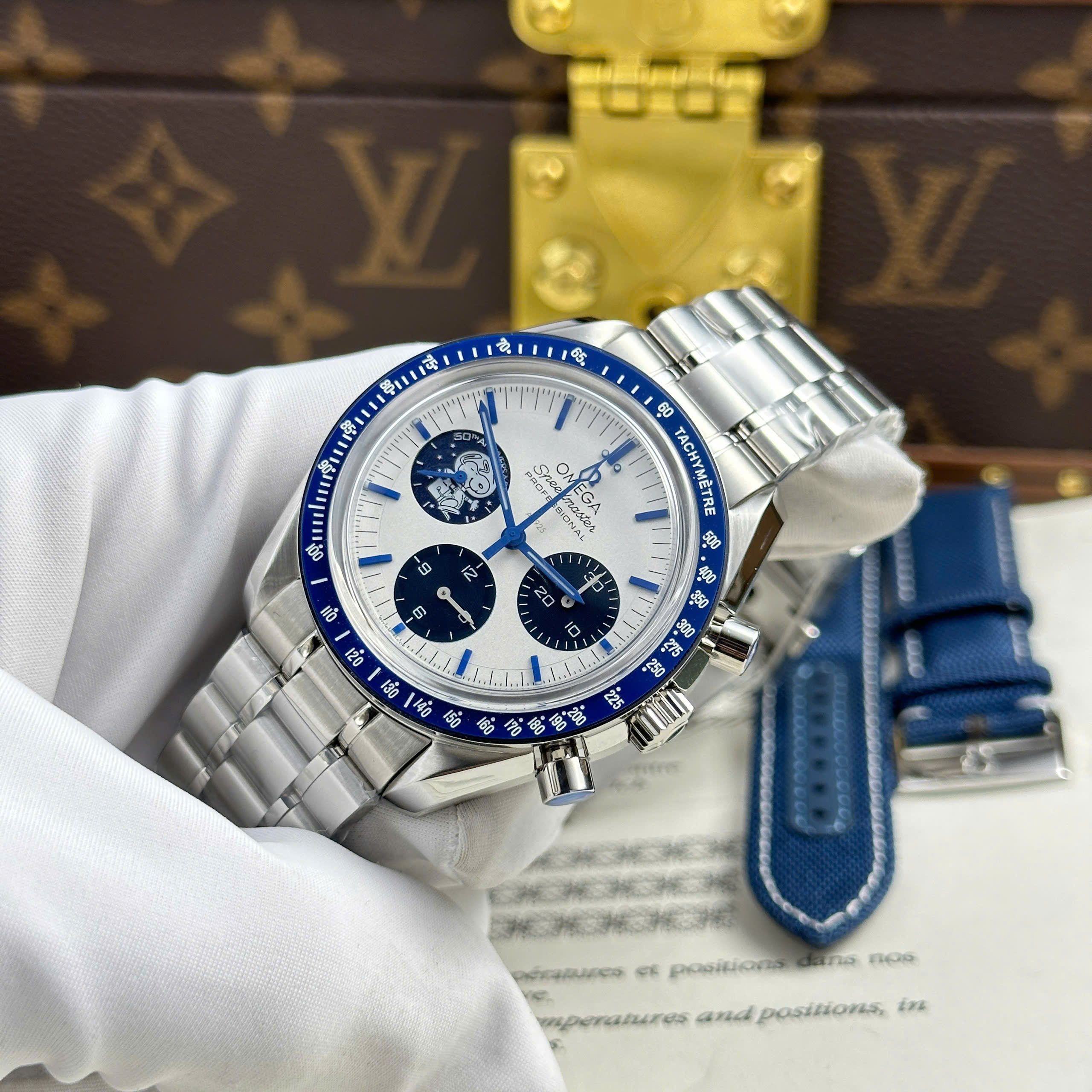 Đồng Hồ Omega Speedmaster Silver Snoopy 50th Anniversary Nhà Máy N1 42mm (13)