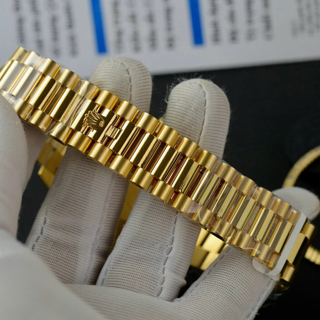 Đồng Hồ Rolex Day-Date 228348RBR Chế Tác Bọc Vàng Mặt Số Đính Đá Moissanite 40mm (8)