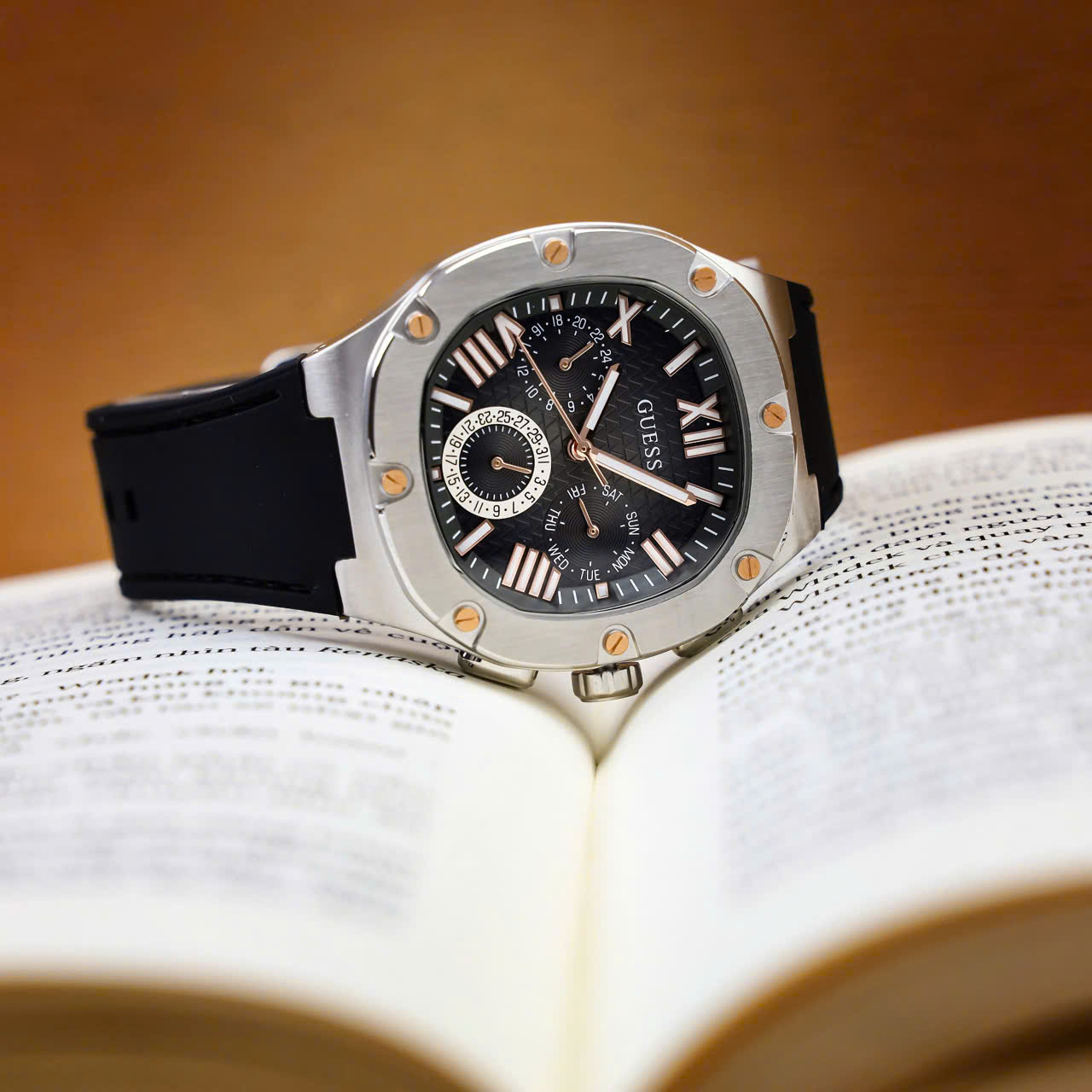 Đồng Hồ Guess Multi Function Nam Dây Cao Su Màu Đen Like Auth 42mm (5)