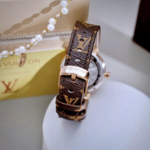 Đồng Hồ Louis Vuitton Nữ Dây Da Mặt Tròn Đính Đá Màu Nâu Like Auth 34mm (1)