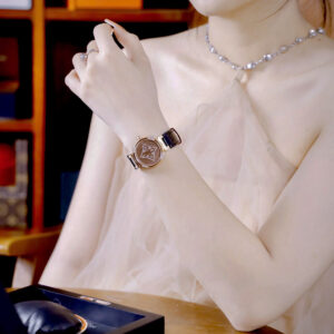 Đồng Hồ Louis Vuitton NữMặt Tròn Đính Đá Dây Da Màu Đen Like Auth 34mm (6)