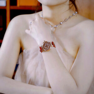 Đồng Hồ Louis Vuitton NữMặt Tròn Đính Đá Dây Da Màu Đỏ Like Auth 34mm (10)