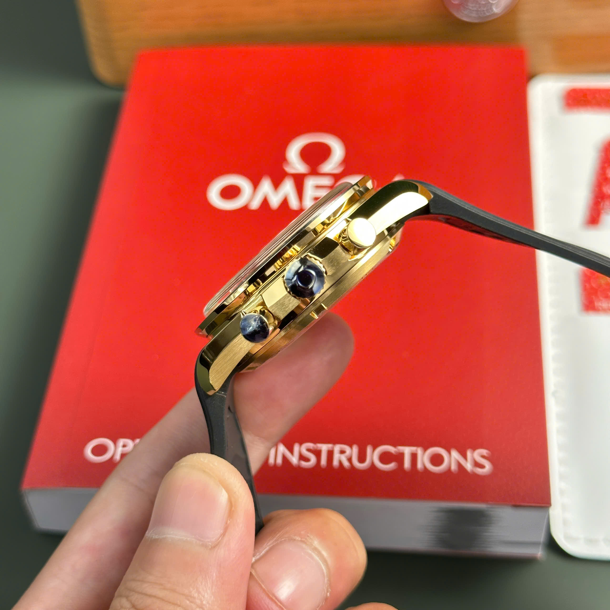 Đồng Hồ Omega SpeedMaster MoonWatch Mặt Vàng Replica Nhà Máy RM 42mm (1)