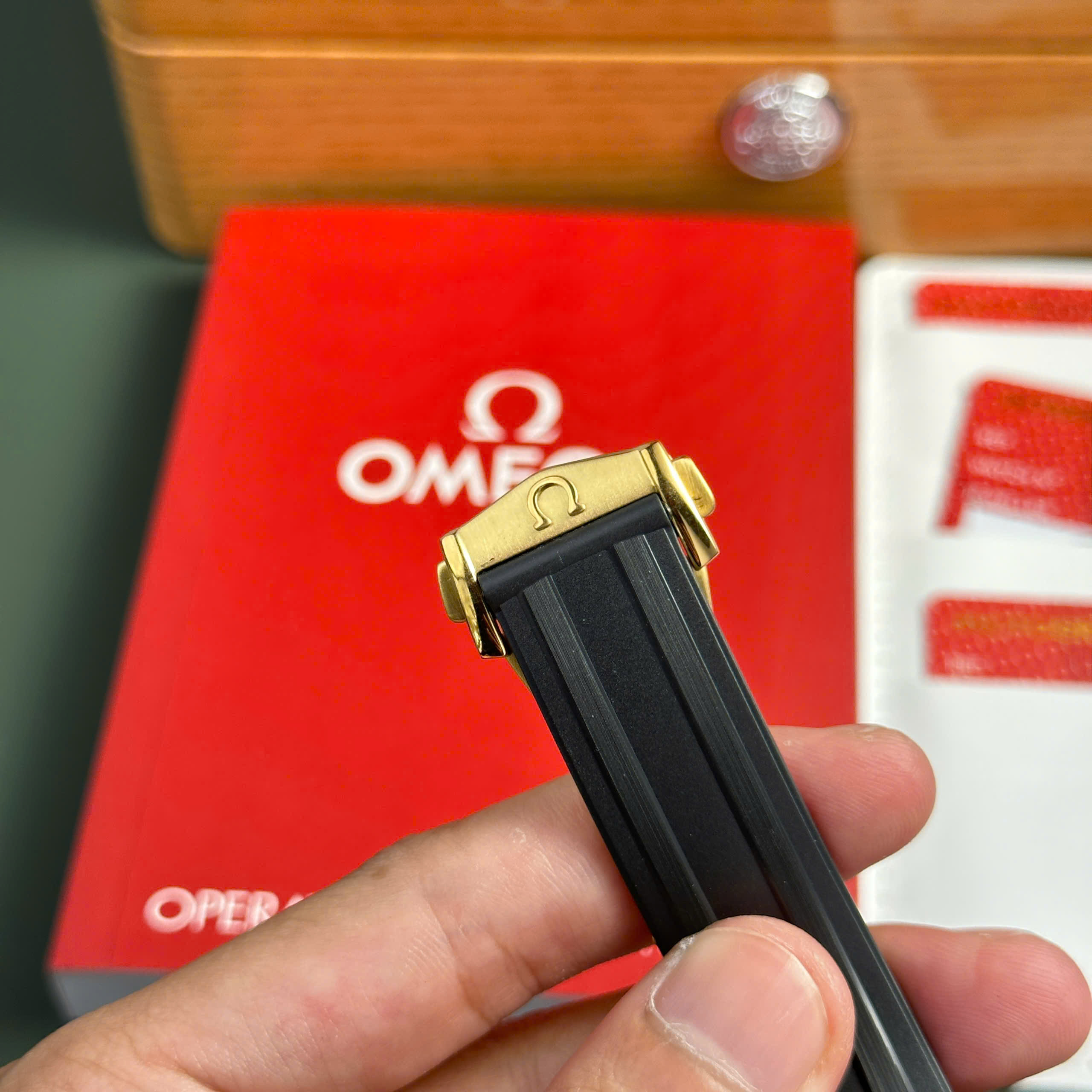 Đồng Hồ Omega SpeedMaster MoonWatch Mặt Vàng Replica Nhà Máy RM 42mm (1)