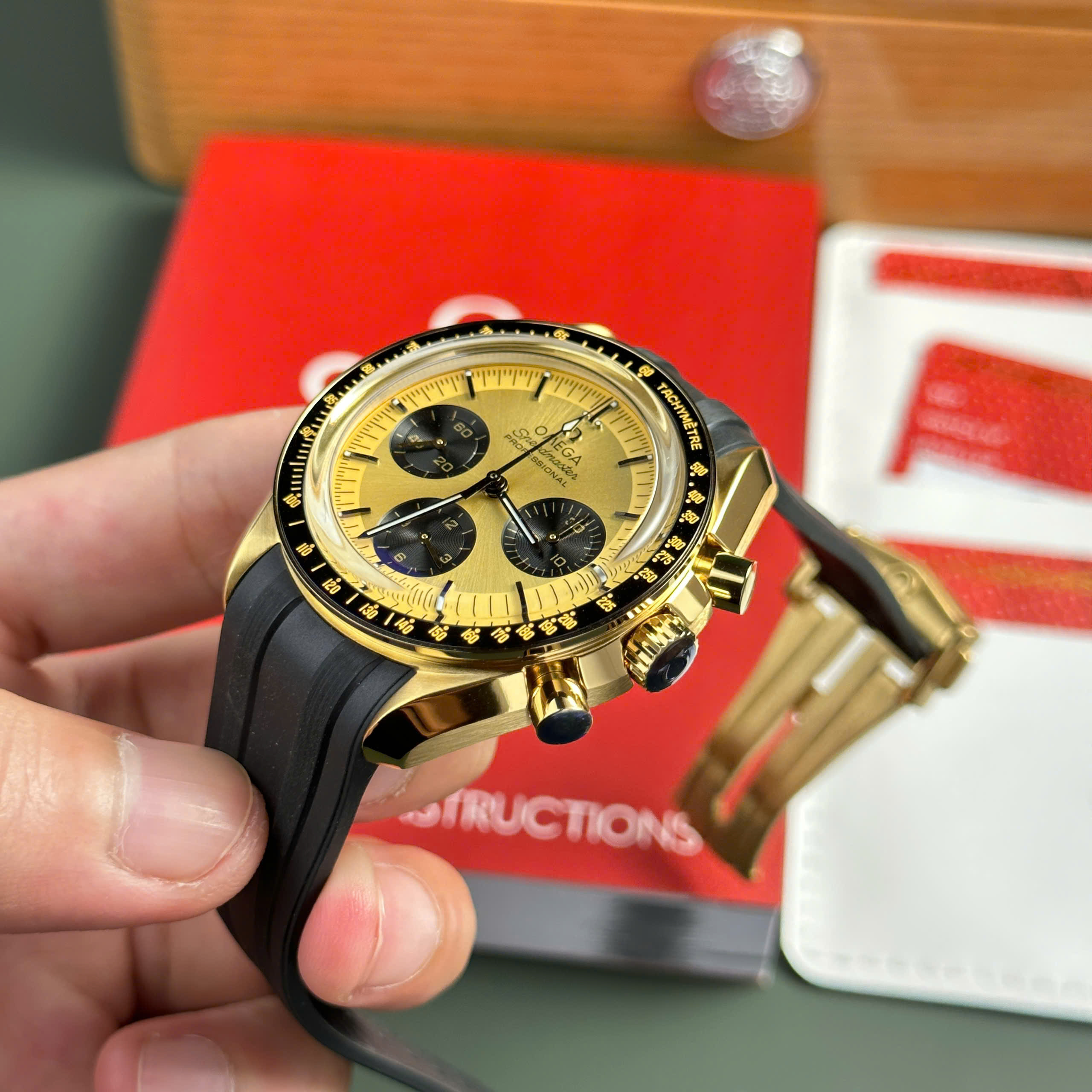 Đồng Hồ Omega SpeedMaster MoonWatch Mặt Vàng Replica Nhà Máy RM 42mm (1)