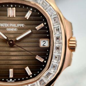 Đồng Hồ Patek Philippe Nautilus 5723 Bọc Vàng Hồng Đính Moissanite Baguette 3KF 40mm (5)
