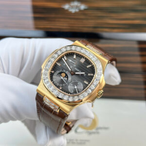 Đồng Hồ Patek Philippe Nautilus 5724R Tinh Chỉnh Full Option Đính Moissanite 40mm (7)