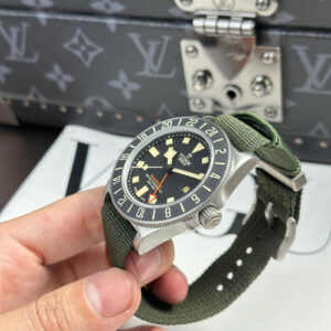 Đồng Hồ Tudor Pelagos FXD GMT Replica 11 Màu Xanh Quân Đội Xưởng M+ 42mm (1)