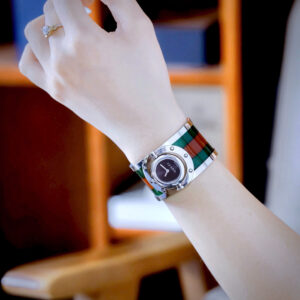 Đồng Hồ Gucci Twirl Nữ Dạng Lắc Tay Màu Trắng Siêu Cấp Máy Pin 32mm (1)