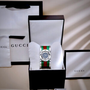 Đồng Hồ Gucci Twirl Nữ Dạng Lắc Tay Màu Trắng Siêu Cấp Máy Pin 32mm (1)