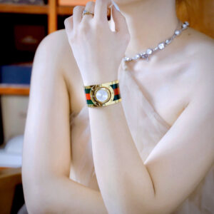 Đồng Hồ Gucci Twirl Nữ Dạng Lắc Tay Màu Vàng Siêu Cấp Máy Pin 32mm (3)