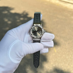 Đồng Hồ Nữ Hublot Classic Fusion Titanium Đính Kim Cương Moissanite Chế Tác Mặt Xám 33mm (3)