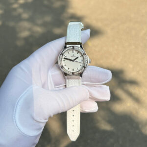 Đồng Hồ Nữ Hublot Classic Fusion Titanium Đính Kim Cương Moissanite Chế Tác Màu Trắng 33mm (5)