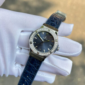 Đồng Hồ Nữ Hublot Classic Fusion Titanium Đính Kim Cương Moissanite Màu Xanh Dương 33mm (6)