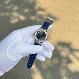 Đồng Hồ Nữ Hublot Classic Fusion Titanium Đính Kim Cương Moissanite Màu Xanh Dương 33mm (6)