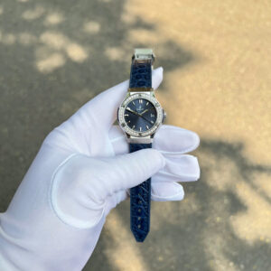 Đồng Hồ Nữ Hublot Classic Fusion Titanium Đính Kim Cương Moissanite Màu Xanh Dương 33mm (6)