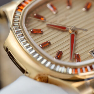 Đồng Hồ Patek Philippe Nautilus 7118 Chế Tác Bọc Vàng Đính Đá Ruby Nhân Tạo (3)