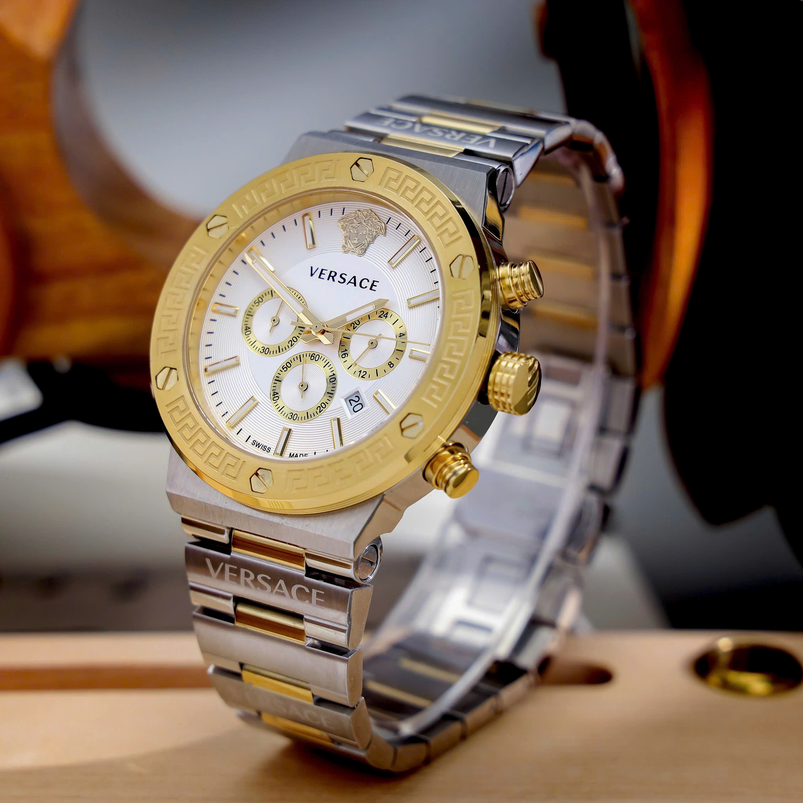 Đồng Hồ Versace Greca Logo Chronograph Demi Siêu Cấp Mặt Trắng 43mm (3)