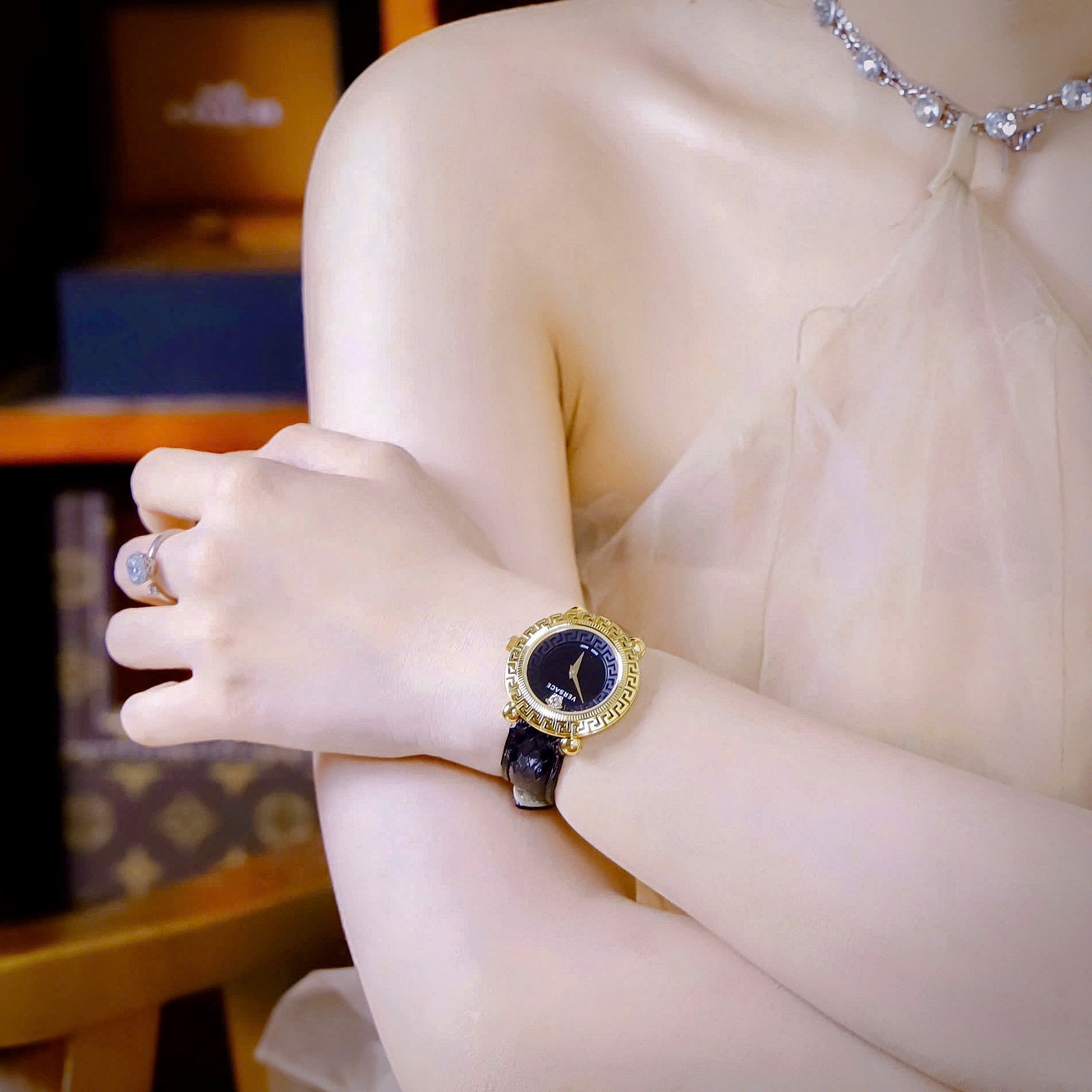 Đồng Hồ Gucci Greca Twist Nữ Dây Da Màu Đen Mặt Tròn Siêu Cấp 35mm (2)