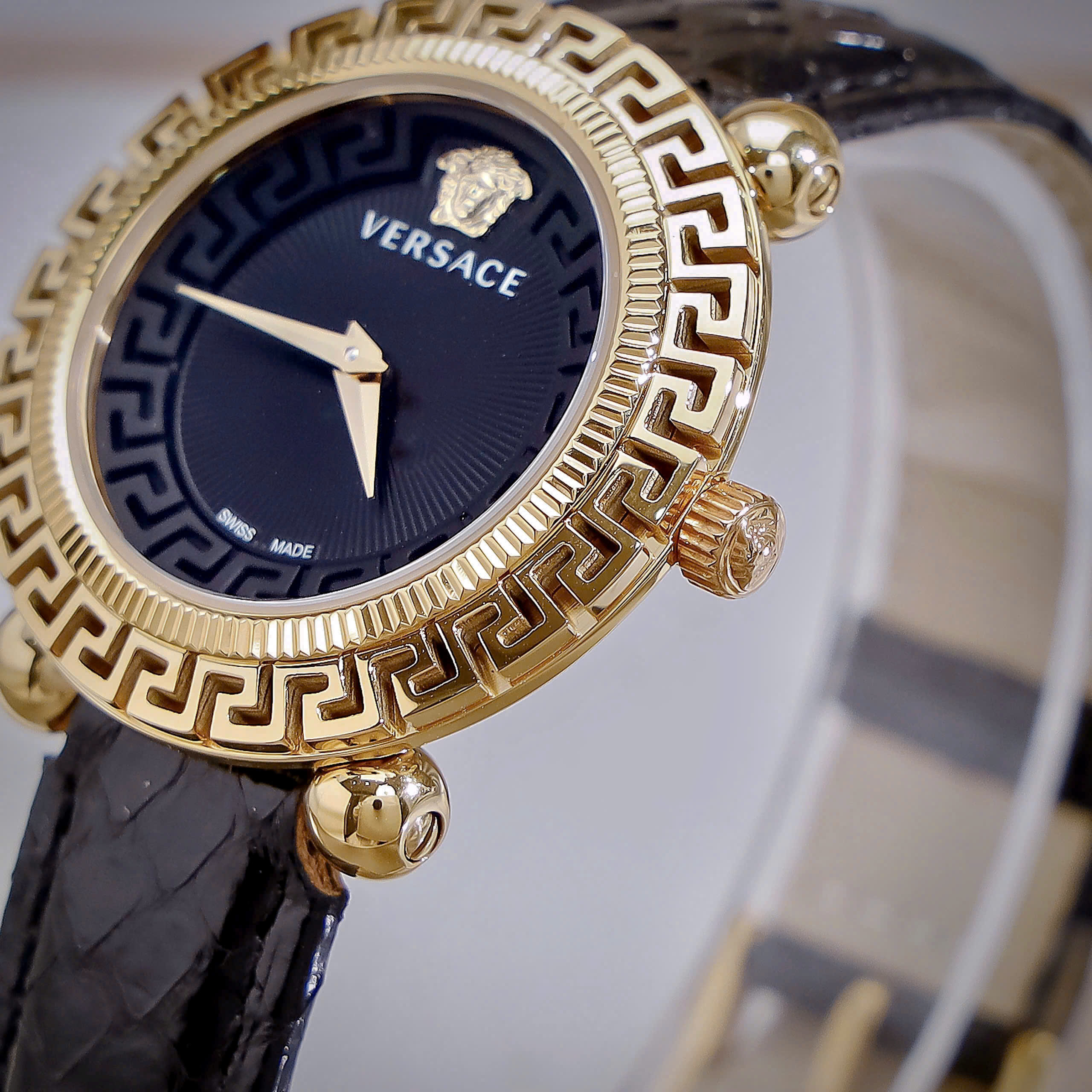 Đồng Hồ Gucci Greca Twist Nữ Dây Da Màu Đen Mặt Tròn Siêu Cấp 35mm (2)