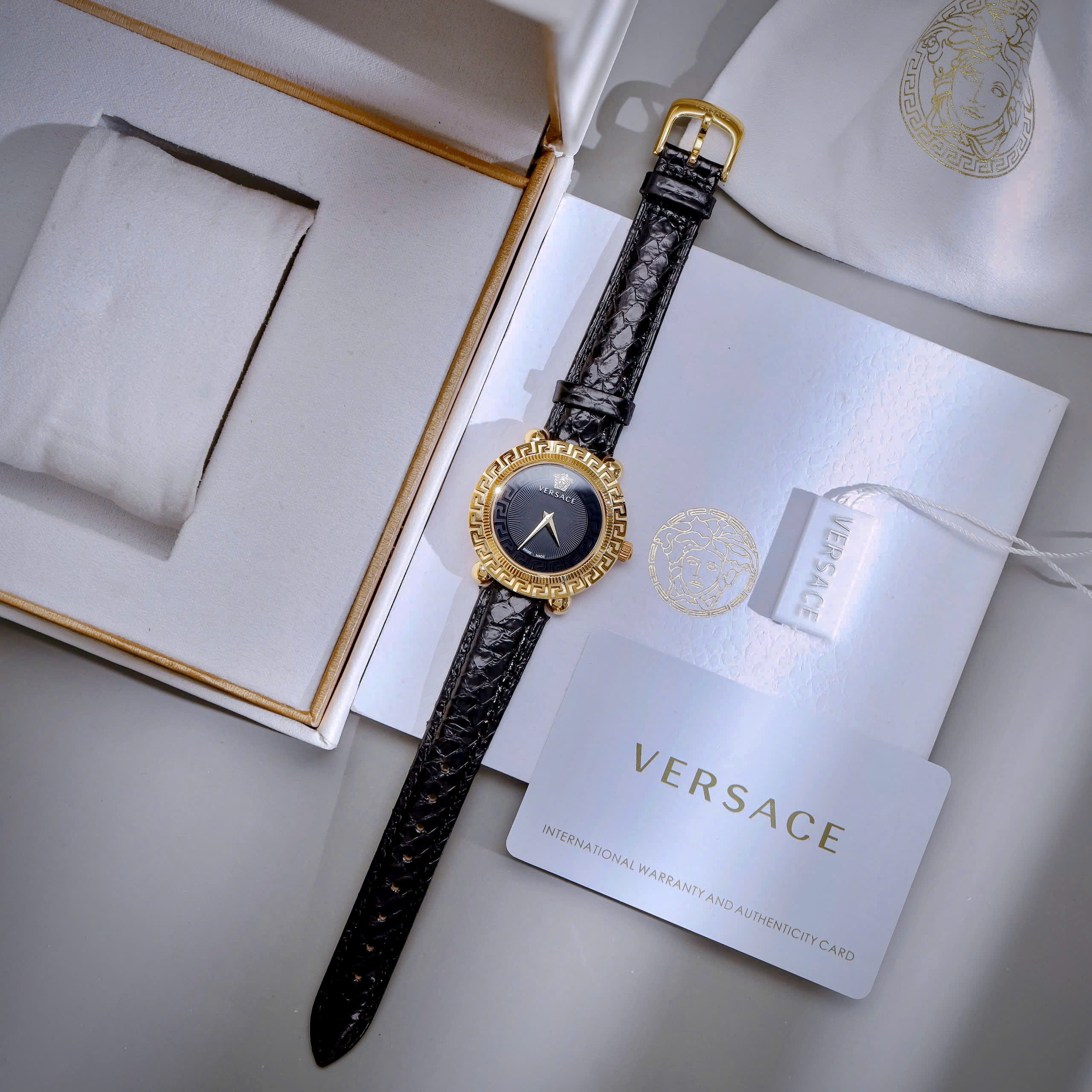 Đồng Hồ Gucci Greca Twist Nữ Dây Da Màu Đen Mặt Tròn Siêu Cấp 35mm (2)