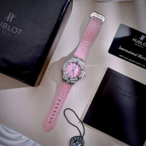 Đồng Hồ Hublot Nữ Đính Full Đá Mặt Xà Cừ Hồng Dây Cao Su Máy Pin Nhật 33mm (4)
