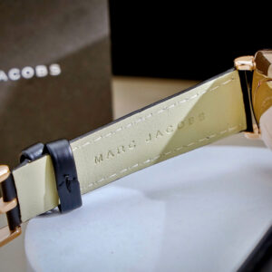 Đồng Hồ Marc Jacob Siêu Cấp Nữ Dây Da Màu Đen Mặt Vuông Máy Pin 34mm (1)