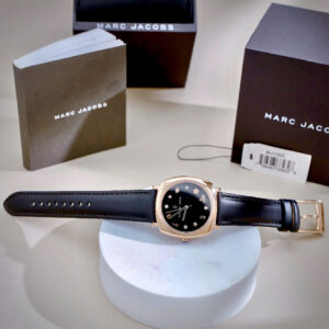 Đồng Hồ Marc Jacob Siêu Cấp Nữ Dây Da Màu Đen Mặt Vuông Máy Pin 34mm (1)
