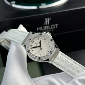 Đồng Hồ Hublot Classic Fusion Mặt Số Trắng Viền Đính Đá Nhà Máy HB 33mm (1)