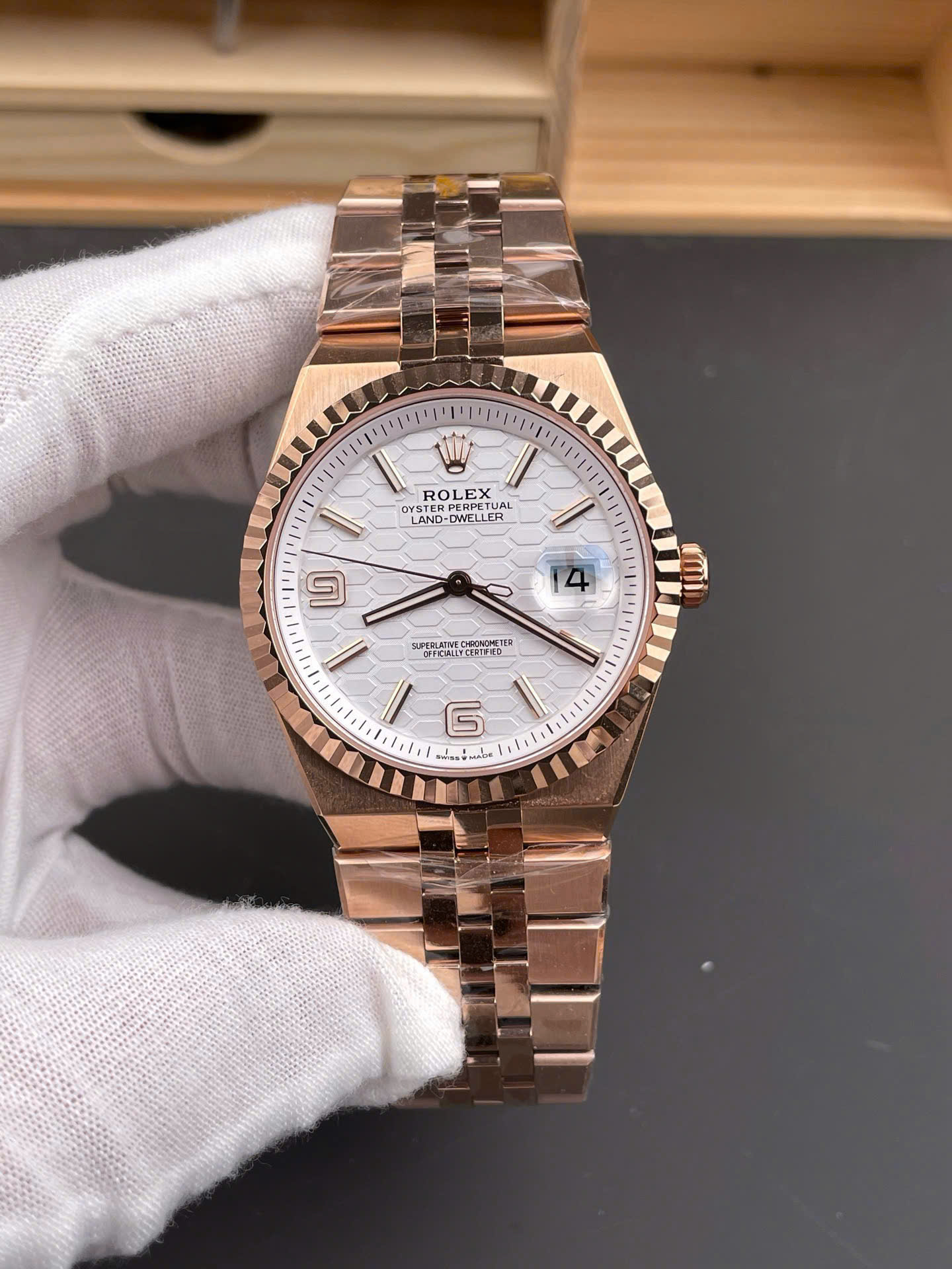 Đồng Hồ Rolex Land-Dweller Nam Màu Vàng Hồng Replica Cao Cấp Mặt Số Trắng 40mm (1)