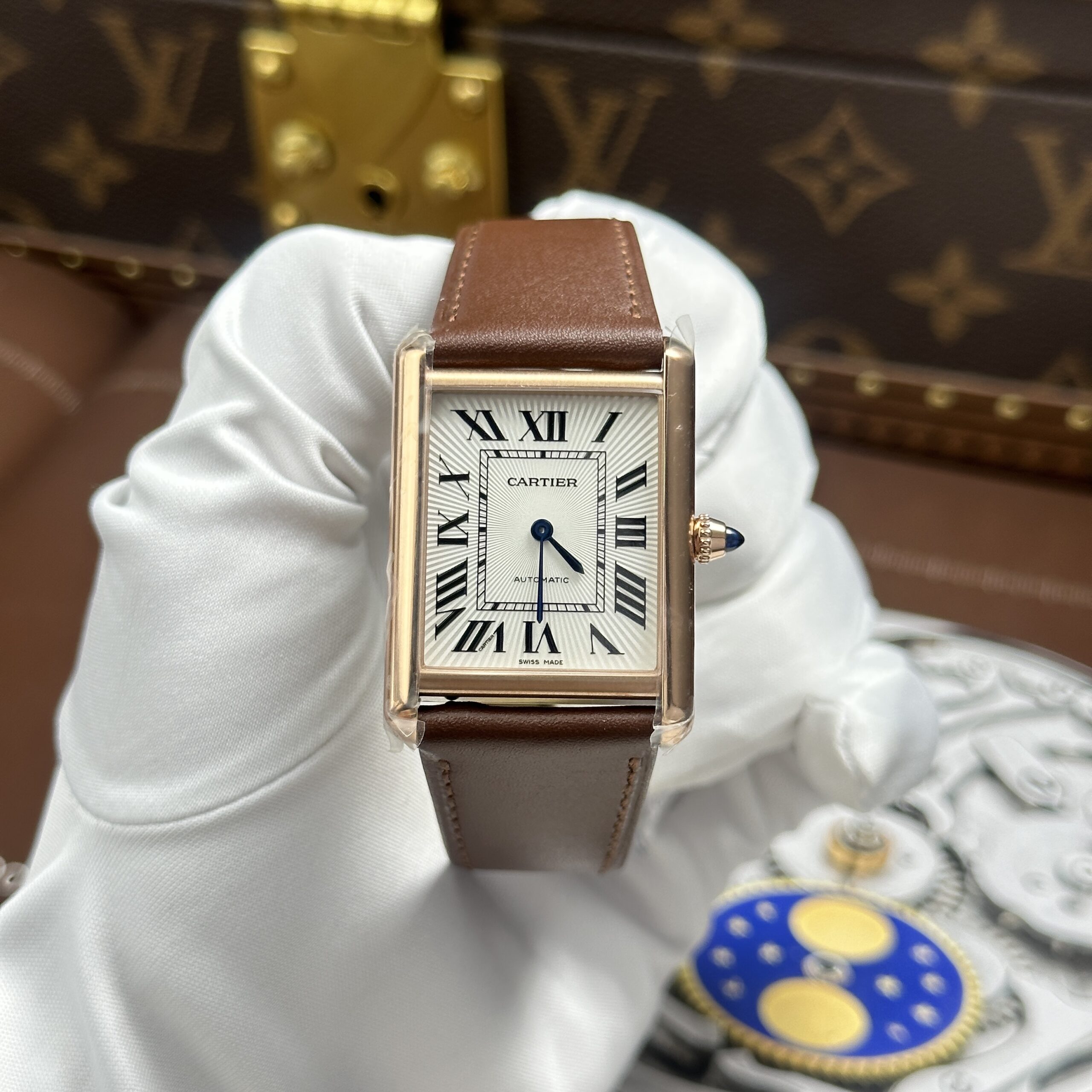Đồng Hồ Cartier Tank Louis Màu Vàng Hồng Rep 1 1 Mặt Trắng Chải Tia 27.8×38.1mm