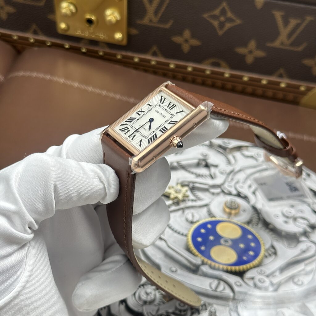 Đồng Hồ Cartier Tank Louis Màu Vàng Hồng Rep 1 1 Mặt Trắng Chải Tia 27.8×38.1mm